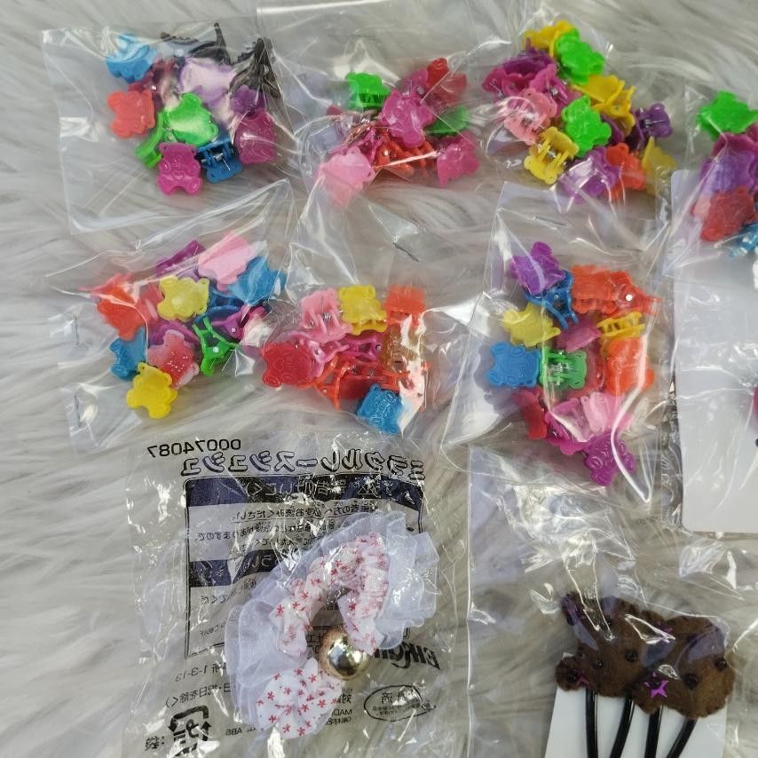 Assorted Hair Clips BUNDLE (Category: Hair Accessories) located in Cainta. Submitted by japananikanik (Listing ID 1228023603, Image 2). Description: - Preloved - From Japan - NO FLAWS - Item on Hand ready for shipping - Great for gift/collection Prices are for the Item only SHIPPING FEE NOT INCLUDED legit seller.