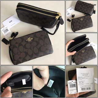 COACH DOUBLE CORNER ZIP WRISTLET- P 2500✨
