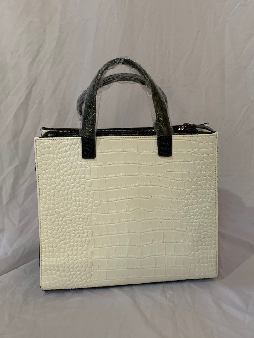 FENDI ROMA (Category: Luxury Bags & Wallets) located in Manila. Submitted by declutterbybells (Listing ID 1228030026, Image 2). Description: dm for more pictures and feel free to ask questions 🥰.