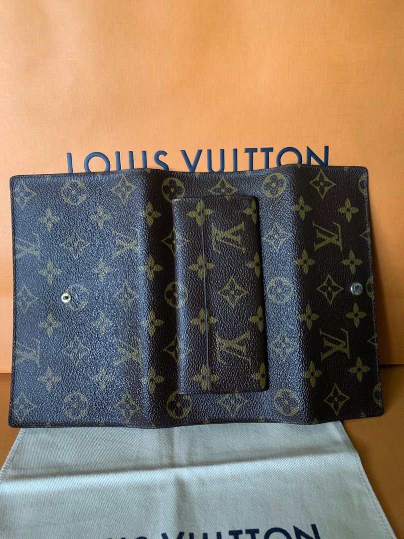 Louis Vuitton Monogram Trifold Wallet LV bag tag, Women's Fashion, Bags