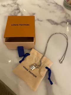  Louis Vuitton Necklace M00368 Corlier Petit Louis Women's  Pendant : Clothing, Shoes & Jewelry