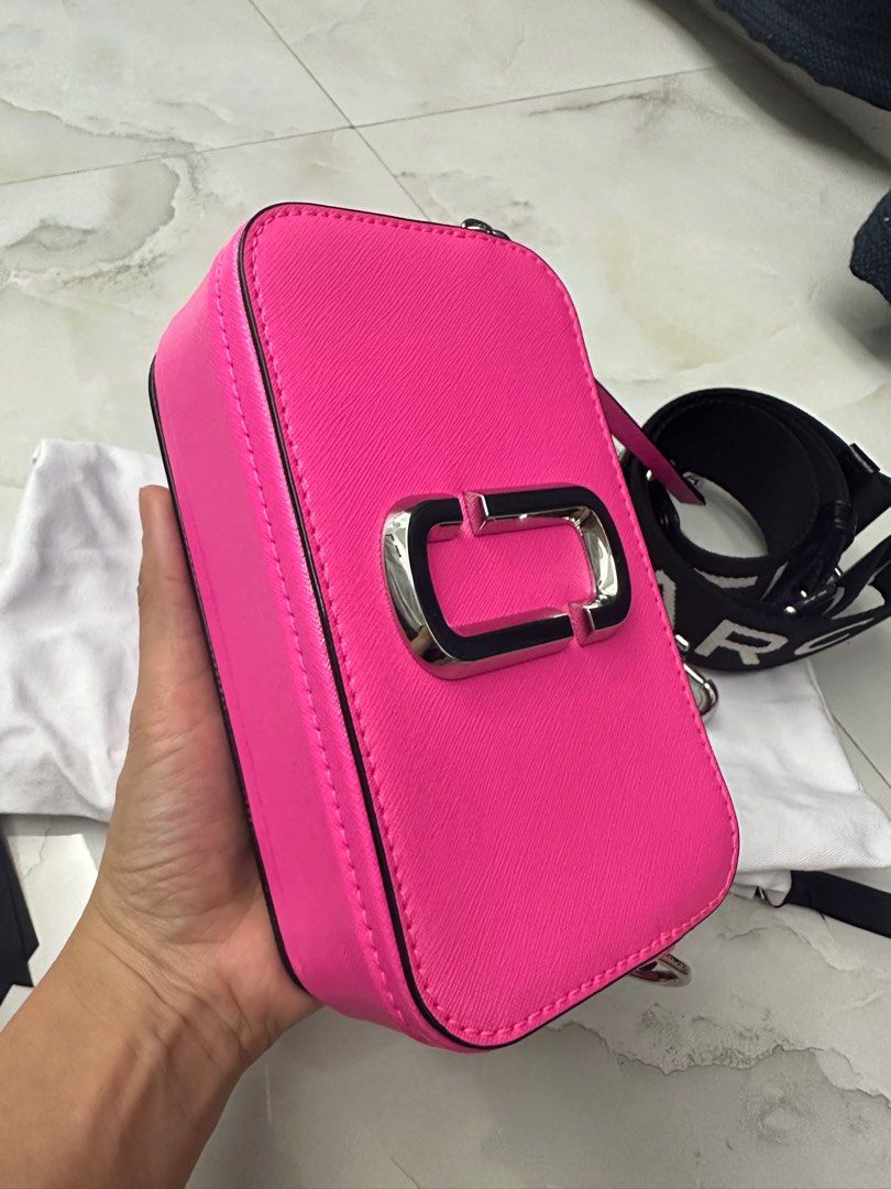 MJ Camera Bag Neon Pink Color (Category: Luxury Bags & Wallets) located in San Fernando. Submitted by AuthenticFindsbylei (Listing ID 1227994959, Image 2). Description: Brand-new Condition. May tape pa ang zipper . Authentic . Personal Bag.. no hairlines sa hardware. 😊😊😊.