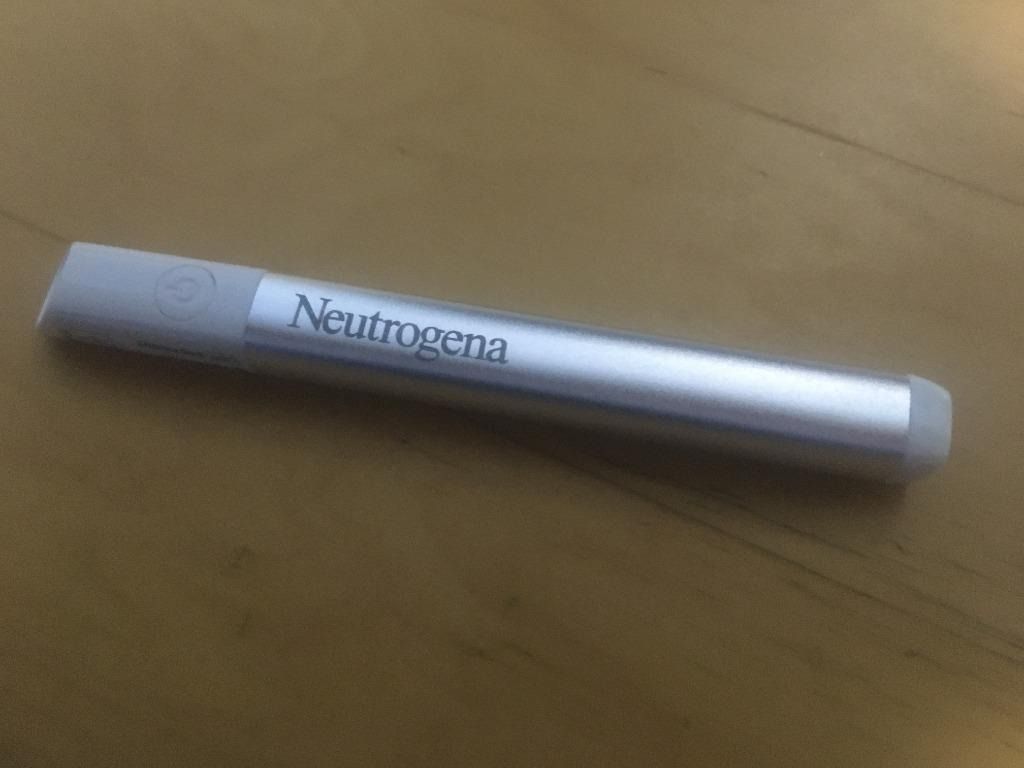 Neutrogena light therapy pen, Beauty & Personal Care, Face, Makeup on
