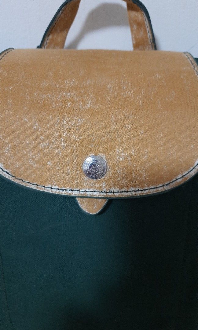 💕Preloved Longchamp backpack (Category: Backpacks) located in Santa Rosa. Submitted by Zophahollic (Listing ID 1227977230, Image 2). Description: ✅️ with signs of used on the leather part, tela na yung leather part. ✅️ with small bubbles on the bottom part ✅️ with etiketa( punit na po) ✅️ semi medium size.