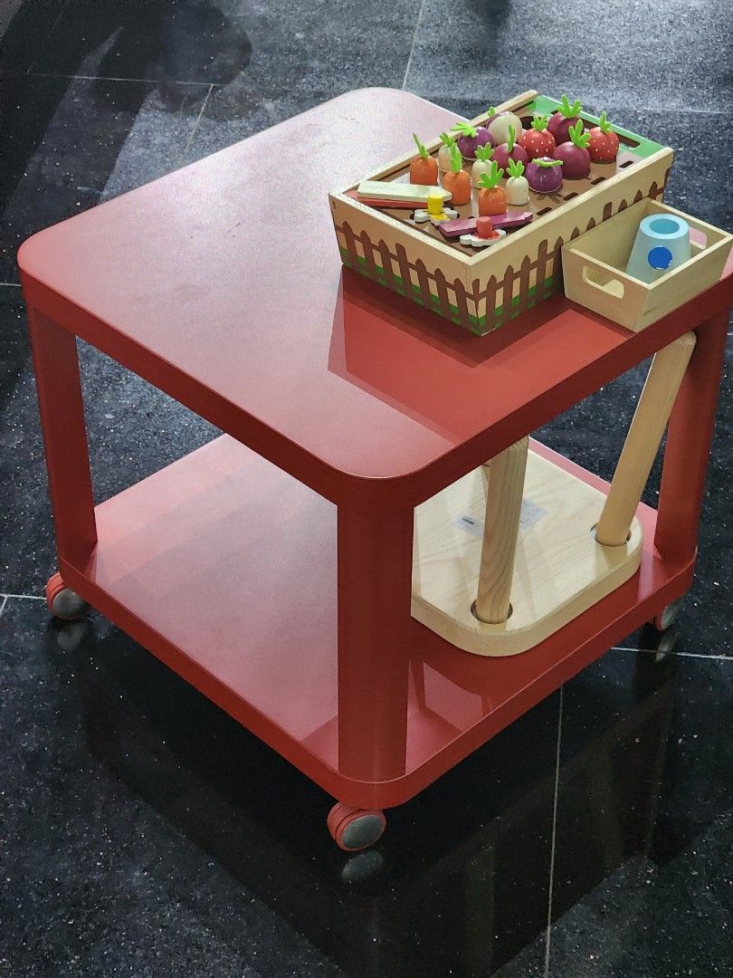 Tingby side deals table on castors