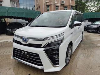 Toyota Voxy Hybrid ZS