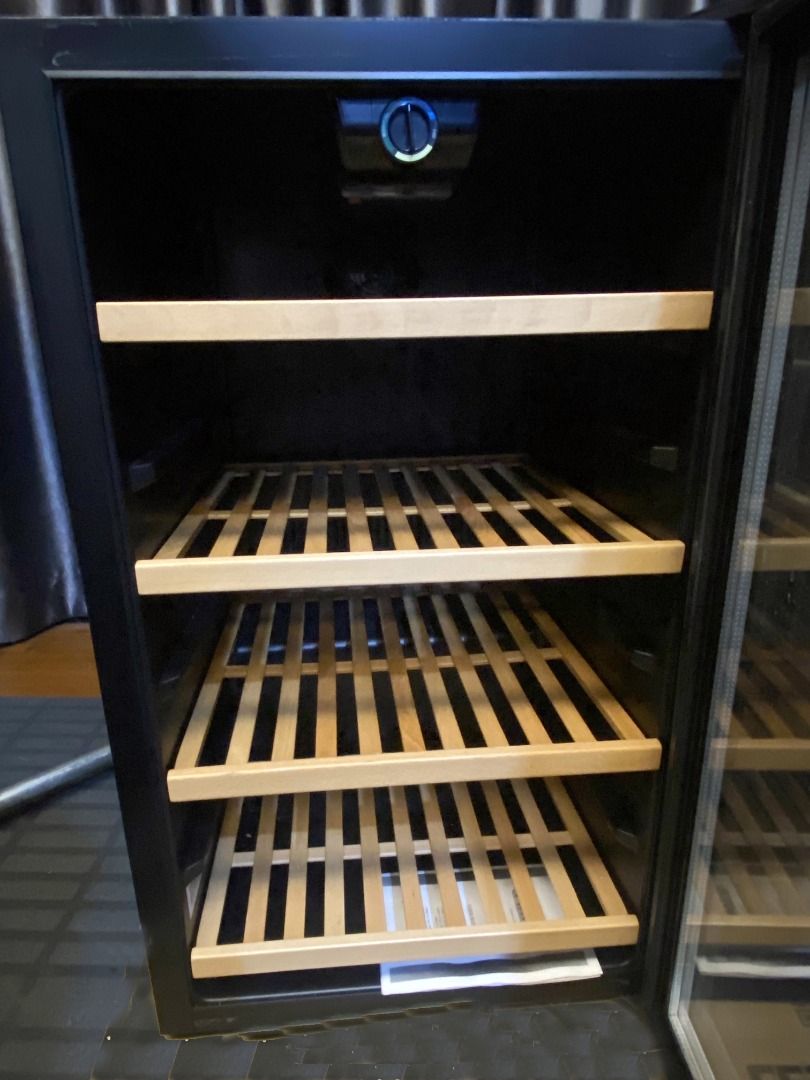 Vintec wine cooler 30 bottles, TV & Home Appliances, Kitchen Appliances