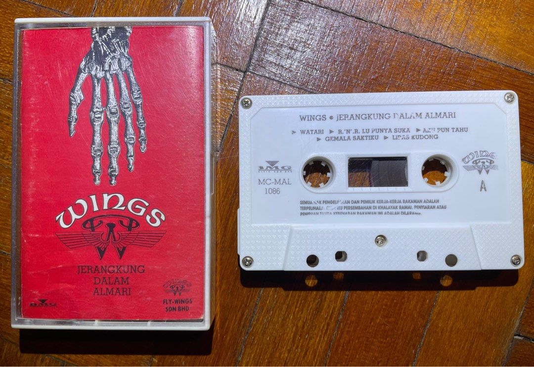 Wings Jerangkung Dalam Almari (1991) Kaset, Hobbies & Toys, Music