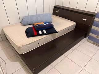 雙人床架、單人床墊、椅子、茶几、薄床墊自取免費