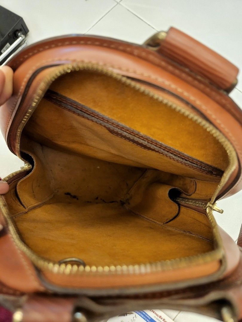 Backpack (Category: Bags & Wallets) located in Singapore. Submitted by lovelyshine (Listing ID 1228193567, Image 3). Description: Authentic LV vintage 20 years ago self collect jurong st21.