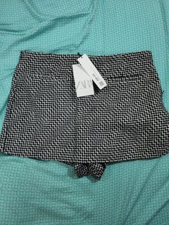 BNEW with TAGS TWEED SKORT (SKIRT/SHORTS) with Faux front pockets (Size XL)