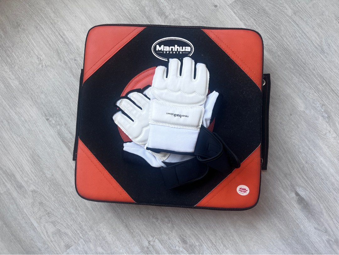 Boxing pad + XXL white gloves, Sports Equipment, Exercise & Fitness