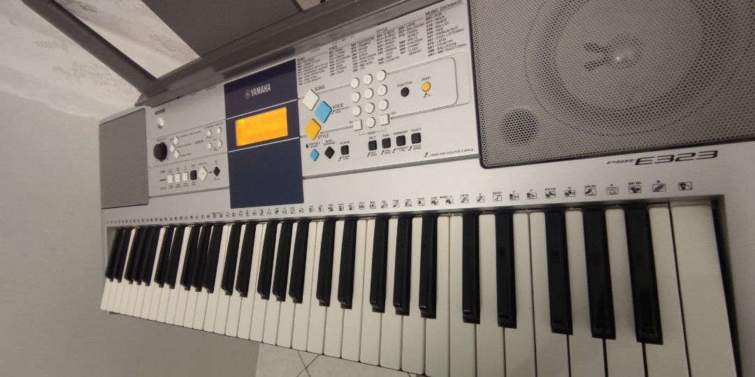 fibra Psiquiatría densidad Keyboard Yamaha PSR E323 + Sustain pedal Yamaha FC5 +, Hobbies & Toys,  Music & Media, Musical Instruments on Carousell