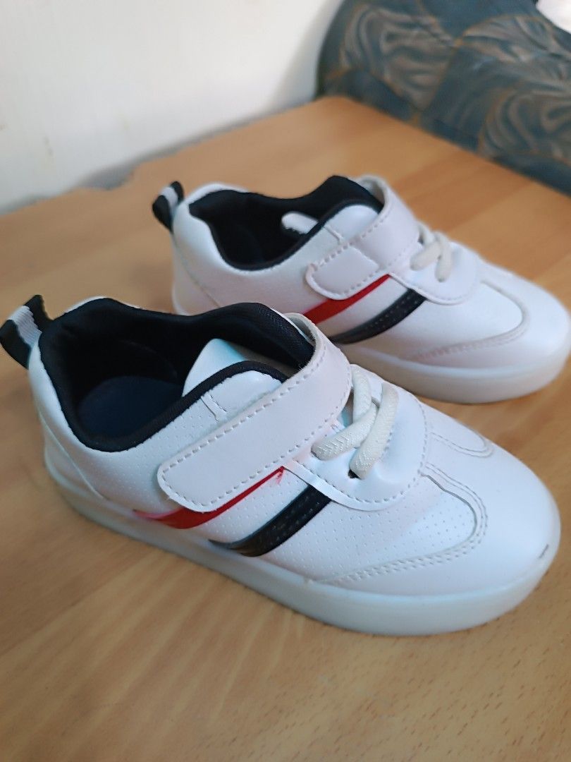 white nike shoes kids