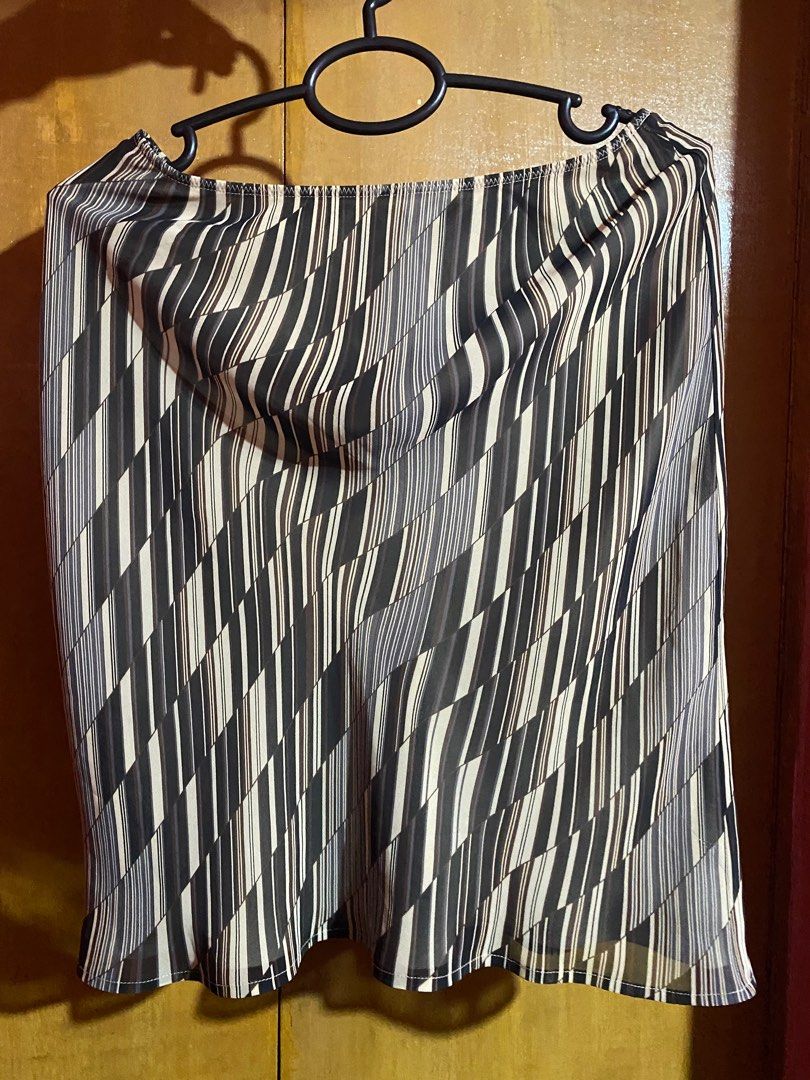 Midi Skirt (Category: Skirts) located in Quezon City. Submitted by shemboti (Listing ID 1228208945, Image 1). Description: Padala lang ito from europe. Never used because it’s big sa akin. MAGANDA. LIKE NEW. Waist: 26 inch.