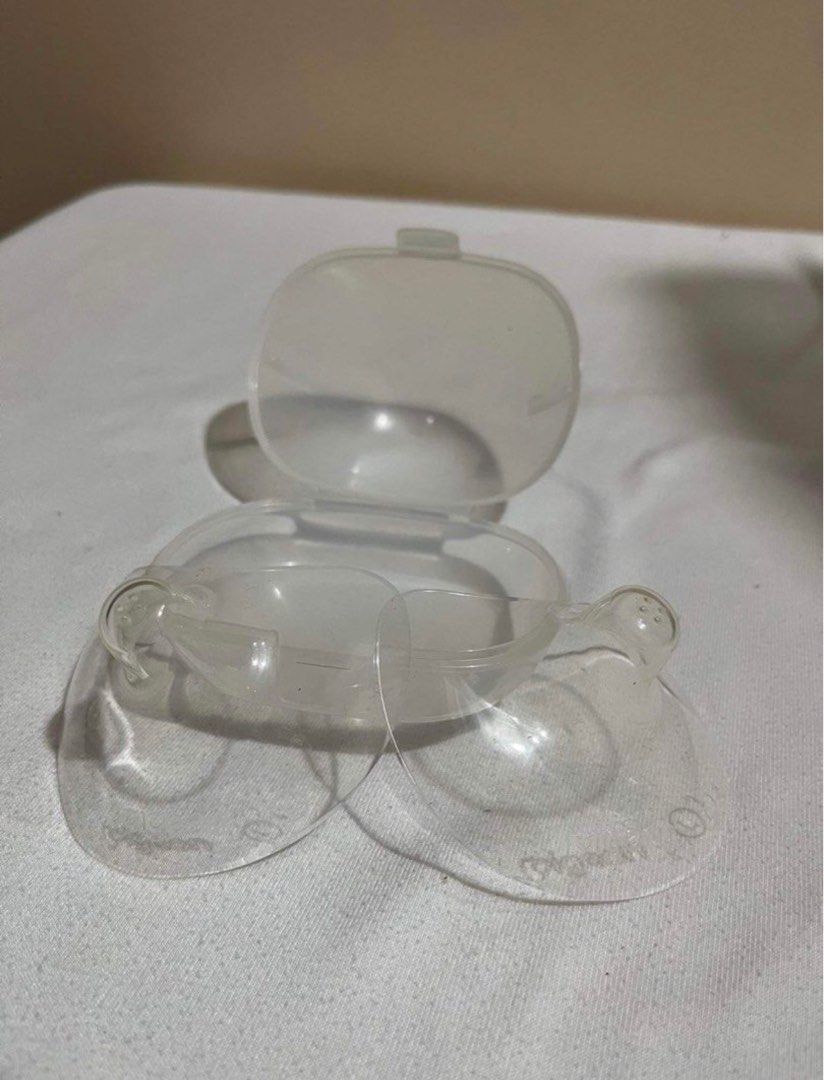 Nipple protector: Avent & Pigeon (Category: Soothers & Pacifiers) located in Manila. Submitted by daxeillage_forces (Listing ID 1228219325, Image 2). Description: Bought it here din sa carousell Tried using it once pero ayaw ni baby, so direct latch lang kahit masakit. *Avent nipple protector pair Yellowish yung isa dahil sa UV sterilizer *Pigeon nipple protector pair with case What you see is what you get CTTO.