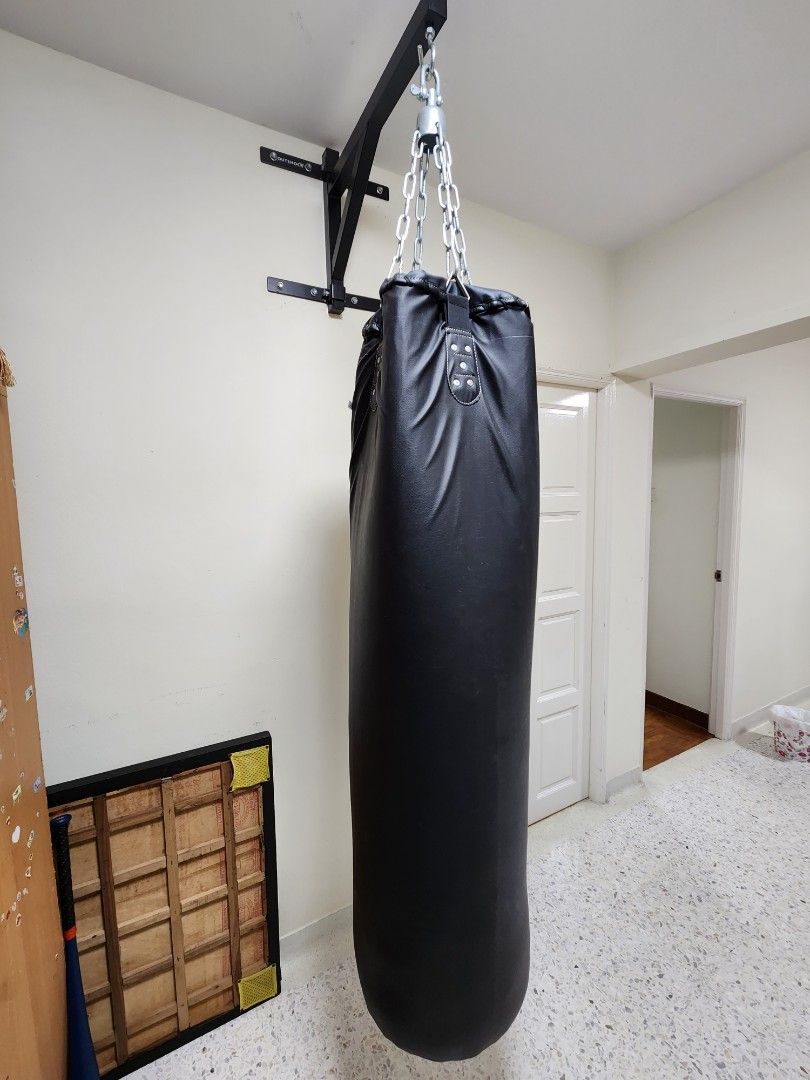 Punching Bag + brackets, Sports Equipment, Other Sports Equipment and
