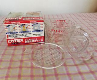 Pyrex measuring jug with orange squeezer and grater
