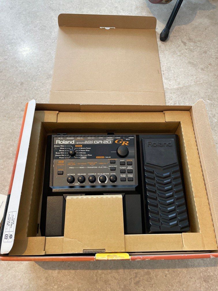 Roland GR20 Guitar Synthesizer with GK3 pickup, Hobbies & Toys, Music