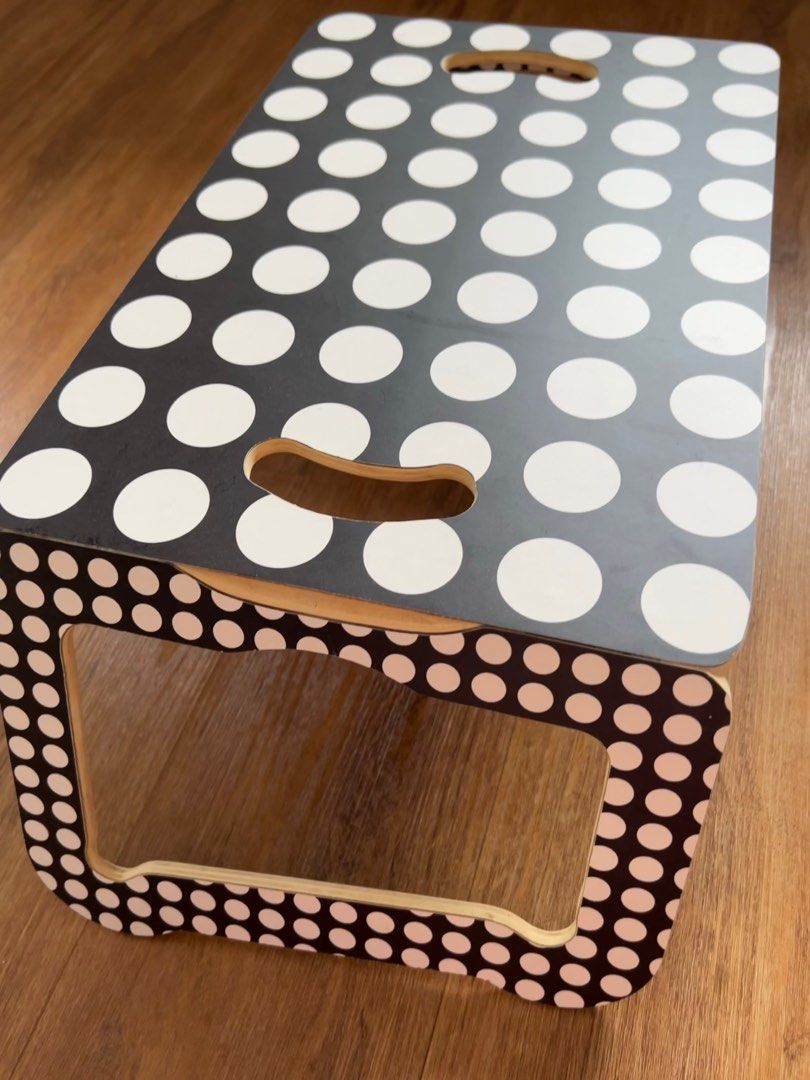 Small foldable table (Category: Tables & Sets) located in Singapore. Submitted by Janelleen (Listing ID 1228157962, Image 2). Description: Small foldable table for laptop, painting or eating .