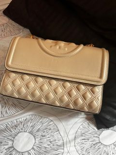 💯 AUTHENTIC TORY BURCH FLEMING Medium VS Small, Women's Fashion, Bags &  Wallets, Purses & Pouches on Carousell