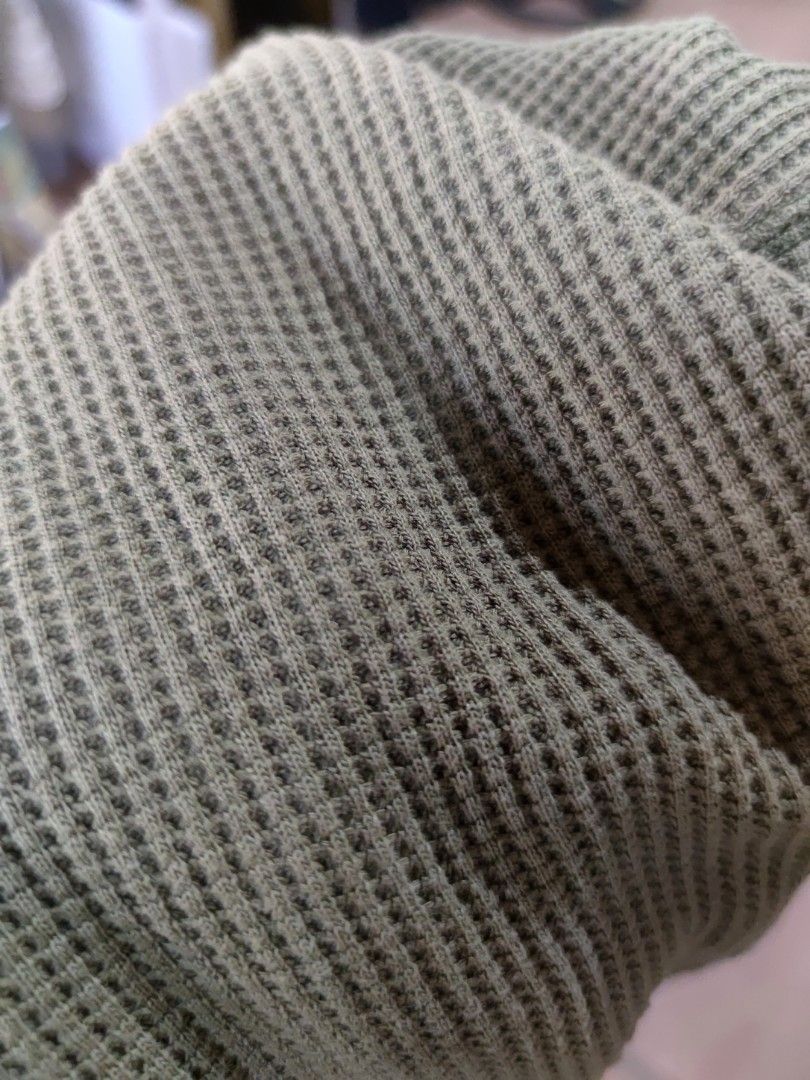 UNIQLO GREEN LONG SLEEVES (Category: Longsleeves) located in Quezon City. Submitted by aliyah.mp4 (Listing ID 1228136701, Image 2). Description: .