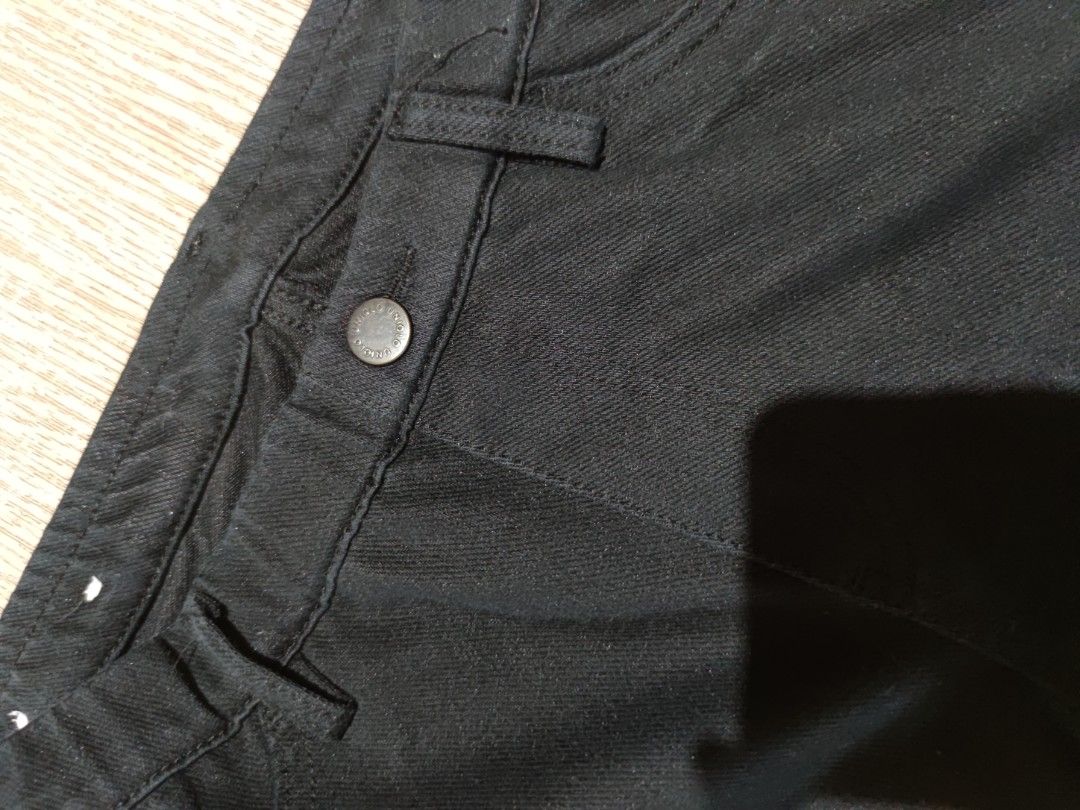 SMALL UNIQLO ULTRA STRETCH JEANS (Category: Jeans) located in Quezon City. Submitted by aliyah.mp4 (Listing ID 1228143455, Image 2). Description: .
