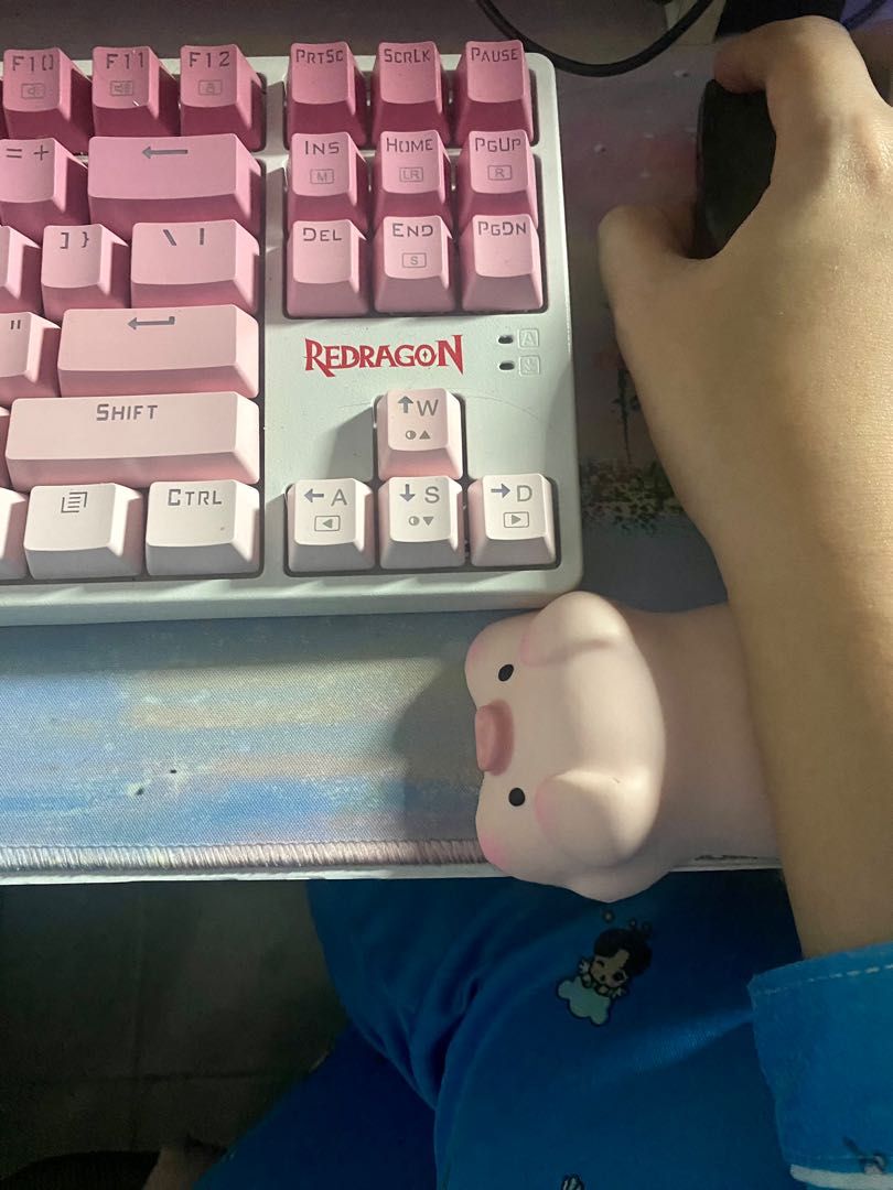 WRIST MOUSE PAD (Category: Mouse & Mousepads) located in Makati City. Submitted by reesells (Listing ID 1228187386, Image 2). Description: Item relieves hand fatigue. This will help your mouse get an accurate tracking and clicking with super comfy material. .