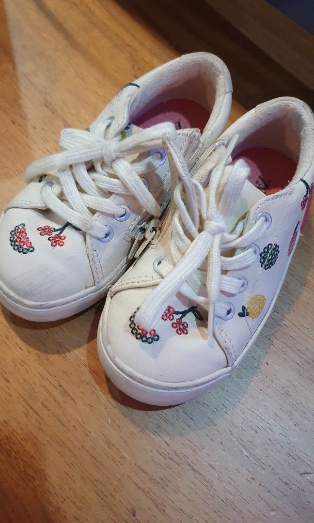 White on sale sneakers kids