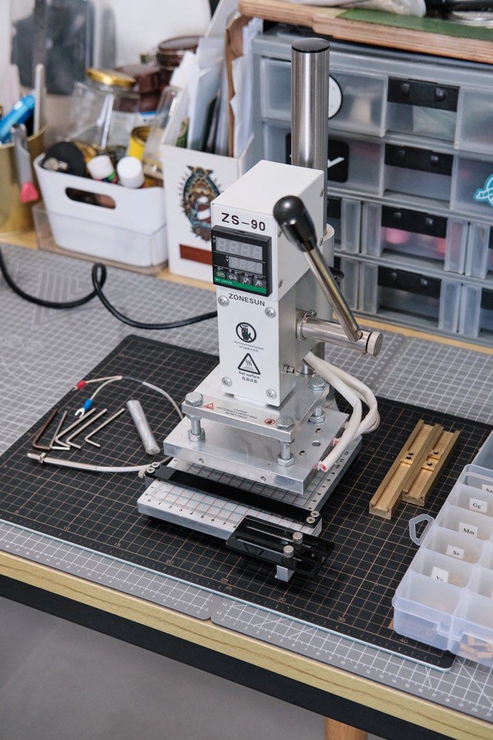 Zonesun ZS90 embossing machine + 2x Font set , Hobbies & Toys