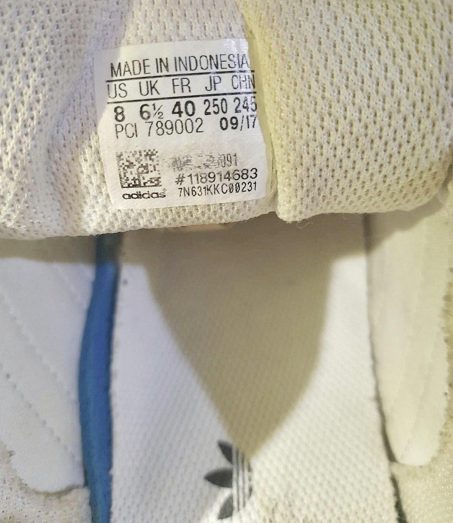 Adidas superstar (Category: Sneakers) located in San Pedro. Submitted by cadh_ (Listing ID 1228339781, Image 2). Description: Swipe the photos for the size tag. Flaw: discoloration no box included no heel drag Slightly negotiable for SURE BUYER RFS: Hindi na nagagamit..