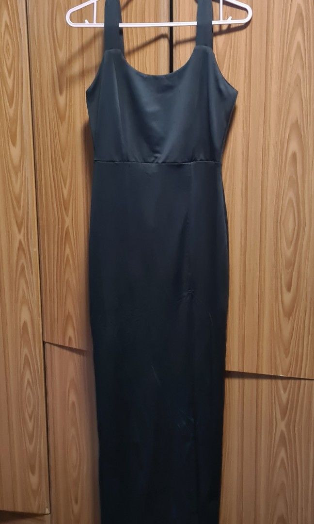 Black Formal Sleevless Gown with Slit (Category: Evening dresses & gowns) located in Quezon City. Submitted by cdm19 (Listing ID 1228288715, Image 2). Description: Simple Elegant Classic Black Dress Promo: P800 for 2 listings. See available item with the same promo..
