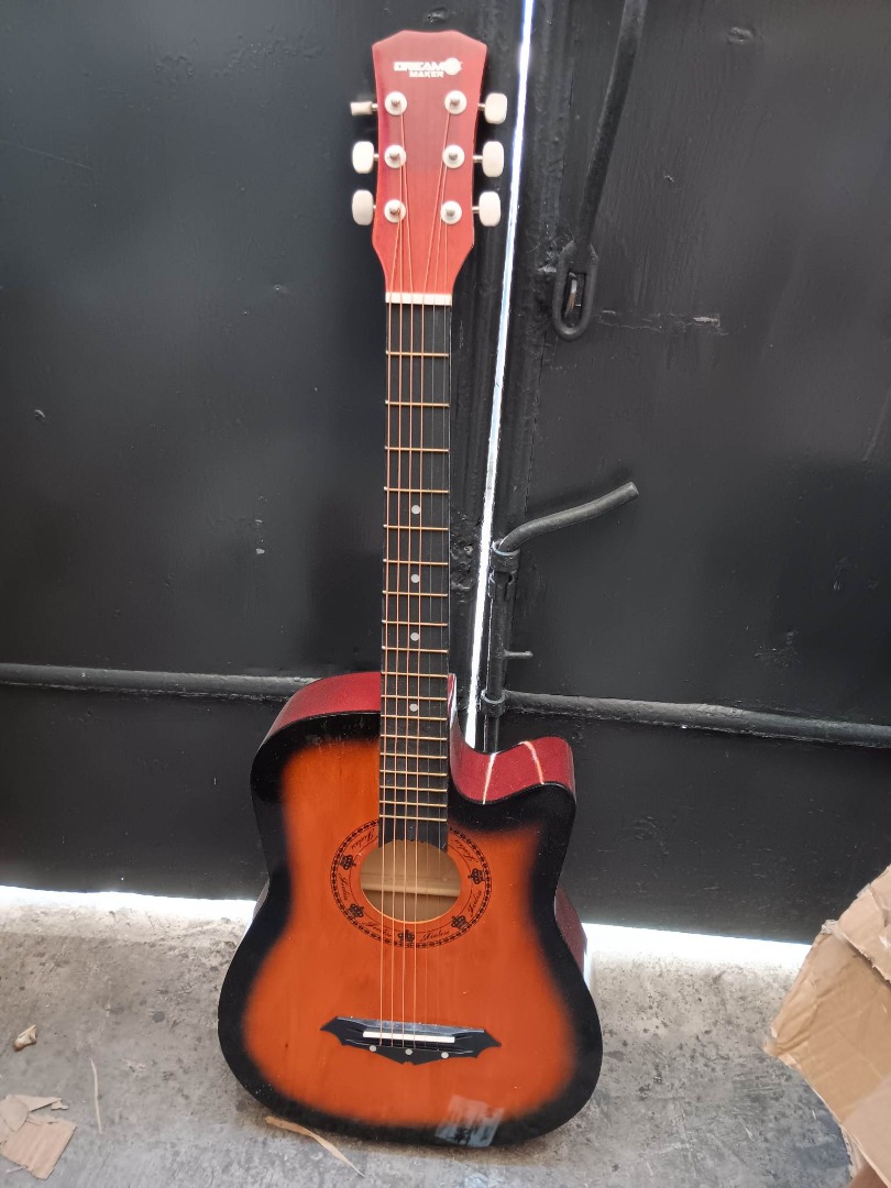 Dream maker acoustic guitar red burst crown ordinary, Hobbies & Toys