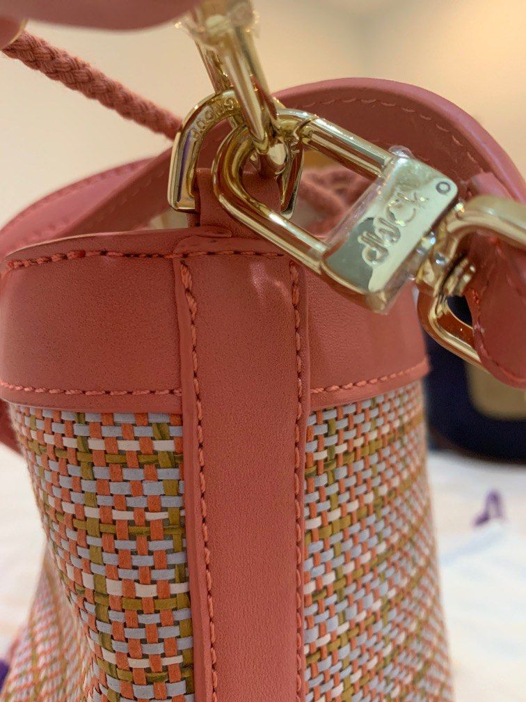 Duck bucket bag, Women's Fashion, Bags & Wallets, Crossbody Bags on Carousell