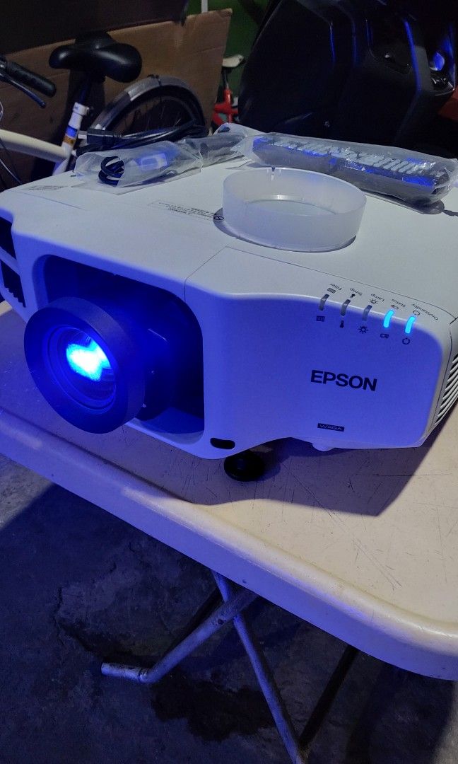 EPSON EBG7000W PROJECTOR ULTRA BRIGHT DISPLAH 6,500 LUMENS HEAVY DUTY