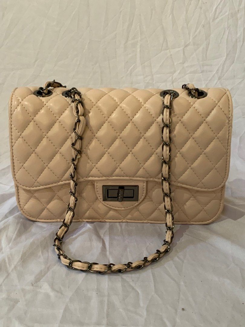leboy party bag (Category: Luxury Bags & Wallets) located in Manila. Submitted by declutterbybells (Listing ID 1228313814, Image 1). Description: .