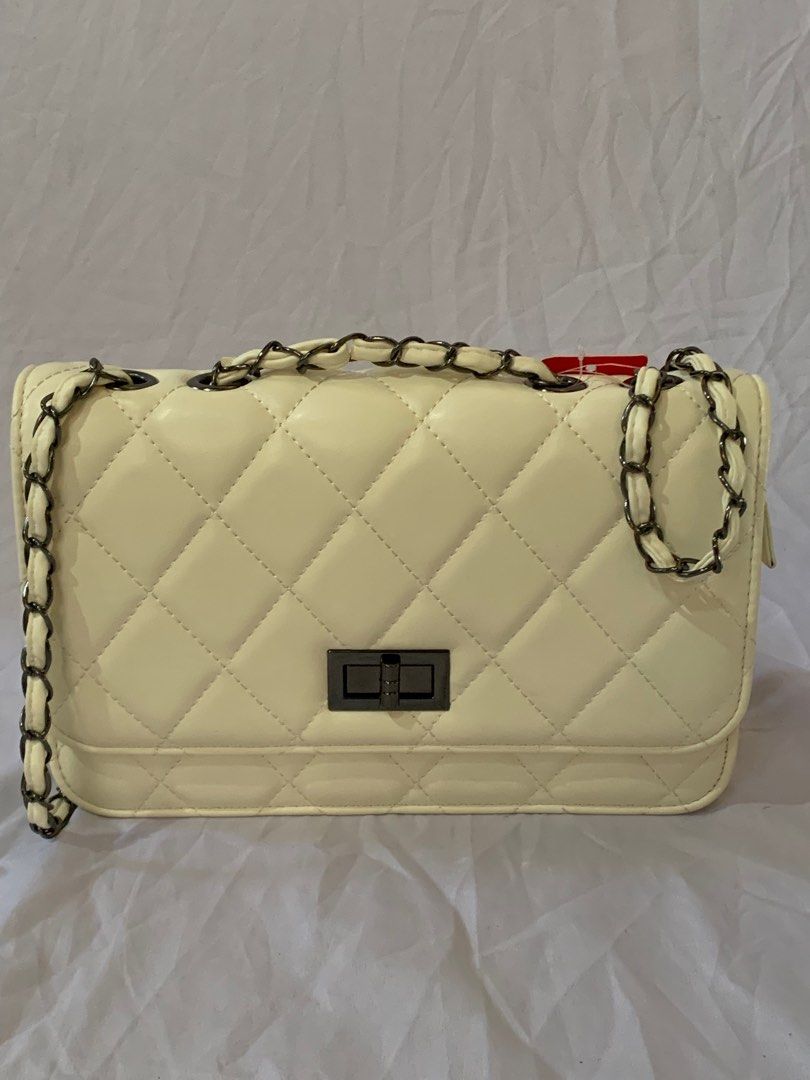 leboy party bag (Category: Shoulder Bags) located in Manila. Submitted by declutterbybells (Listing ID 1228314013, Image 1). Description: .
