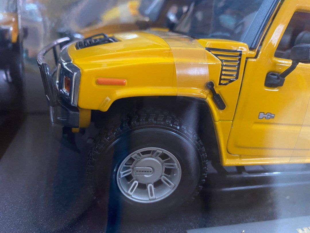 1:18 SCALE MAISTO HUMMER H2 SUV YELLOW SPECIAL EDITION DIECAST MODEL  COLLECTION