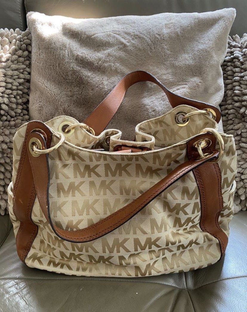 Michael Kors Bag (Category: Shoulder Bags) located in Manila. Submitted by mbdoon (Listing ID 1228333158, Image 1). Description: Open for layway.