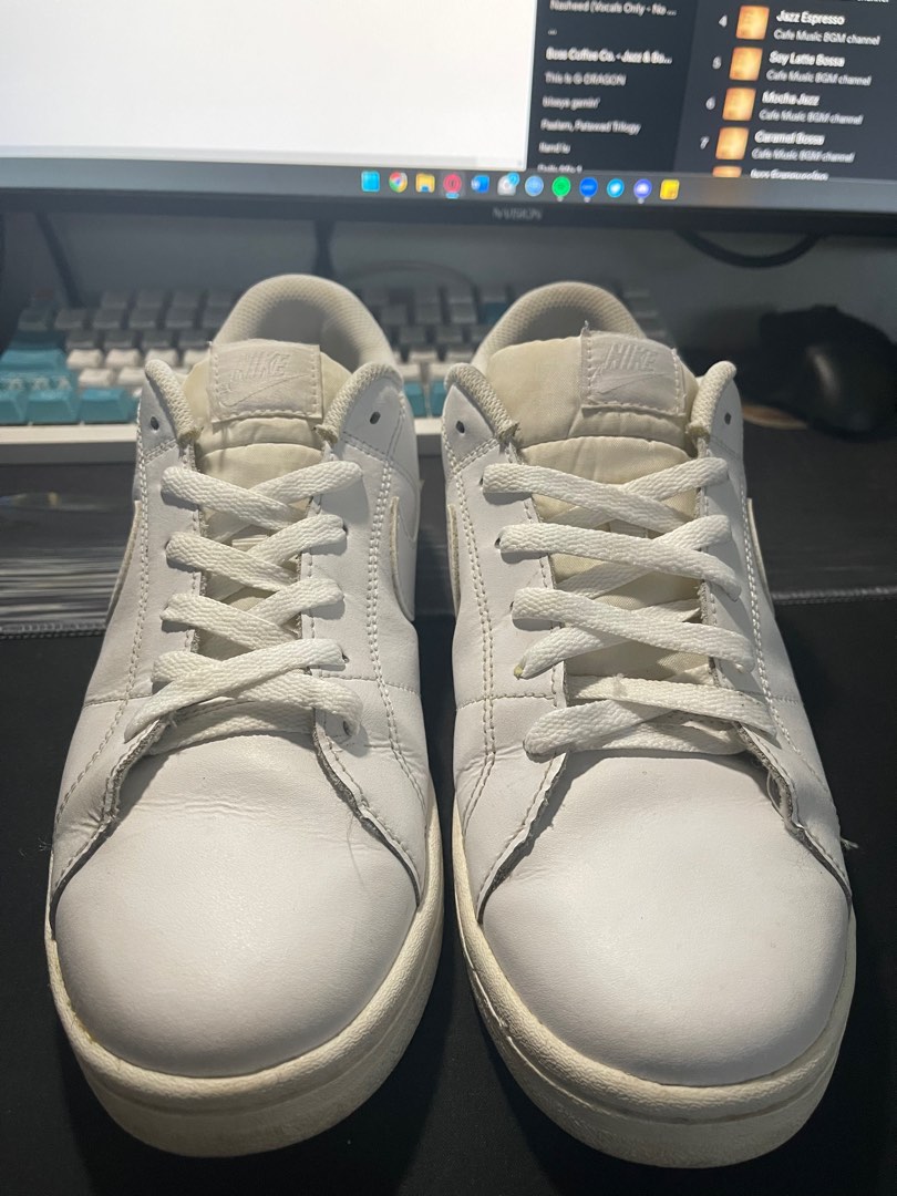 white plain nike shoes