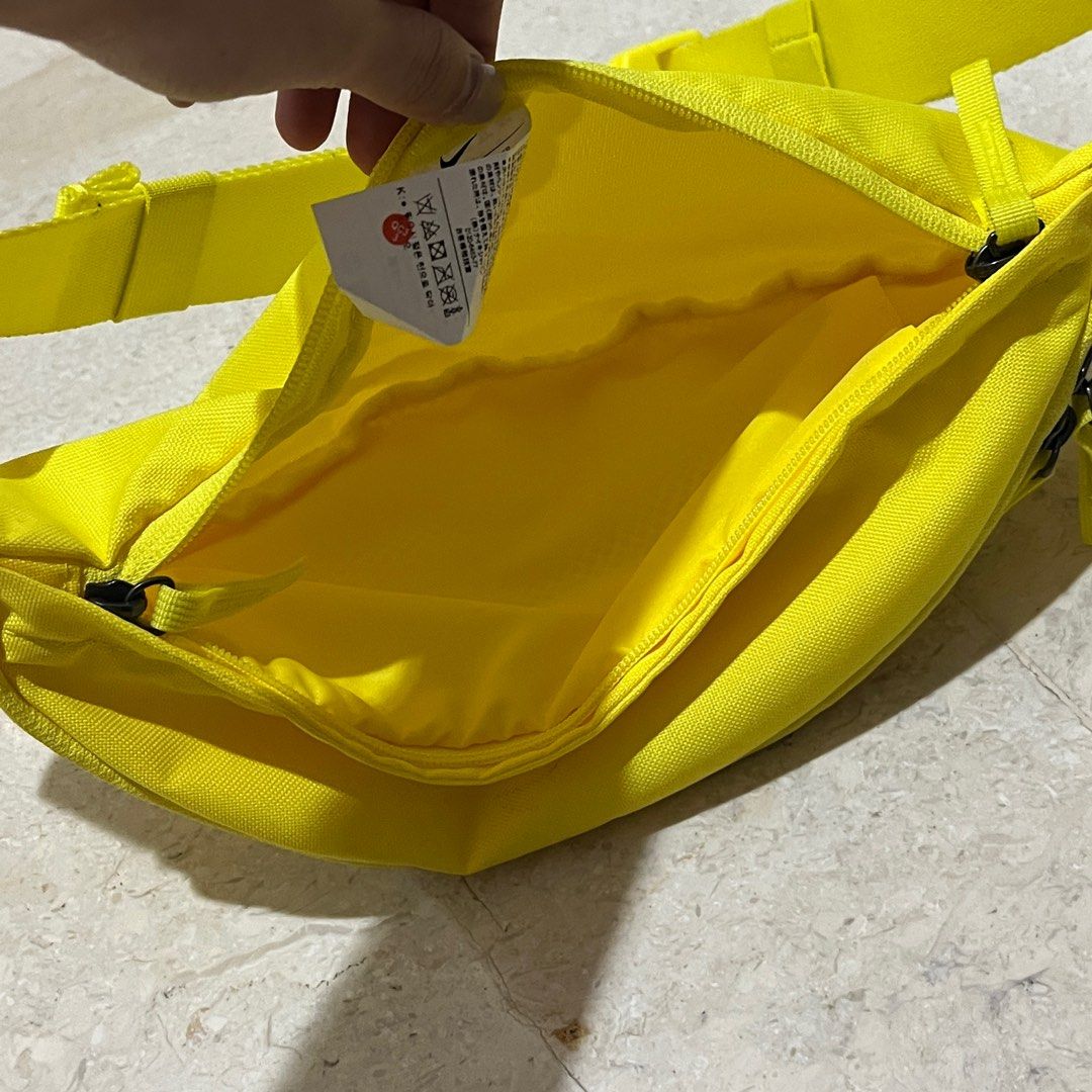 Nike Waist Bag, Olah Raga, Baju Olahraga di Carousell