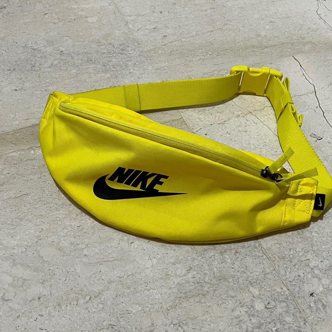 Nike Waist Bag, Olah Raga, Baju Olahraga di Carousell