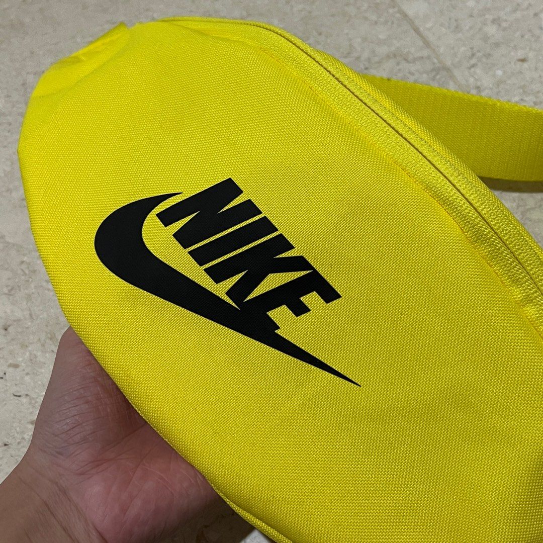 Nike Waist Bag, Olah Raga, Baju Olahraga di Carousell