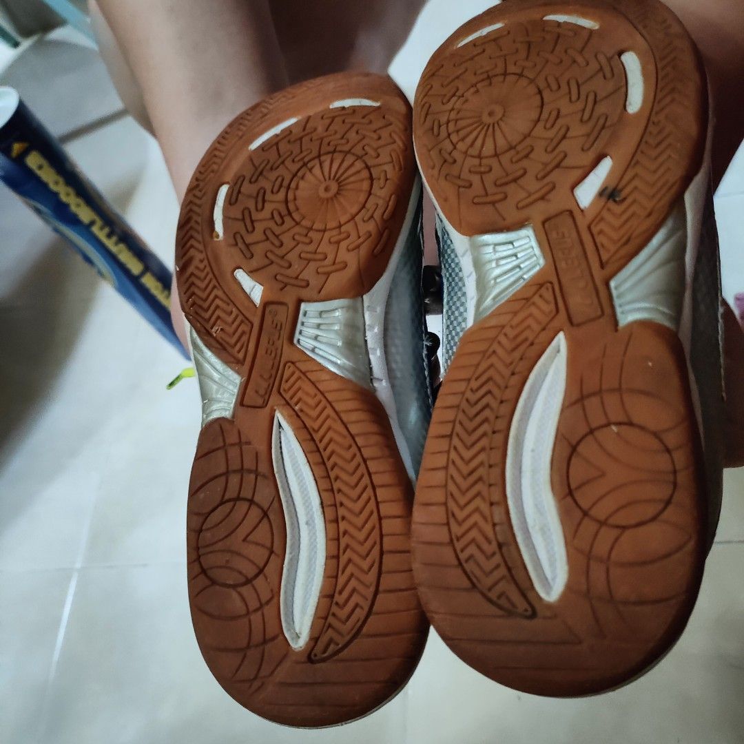 Gum sole shoes for table tennis top