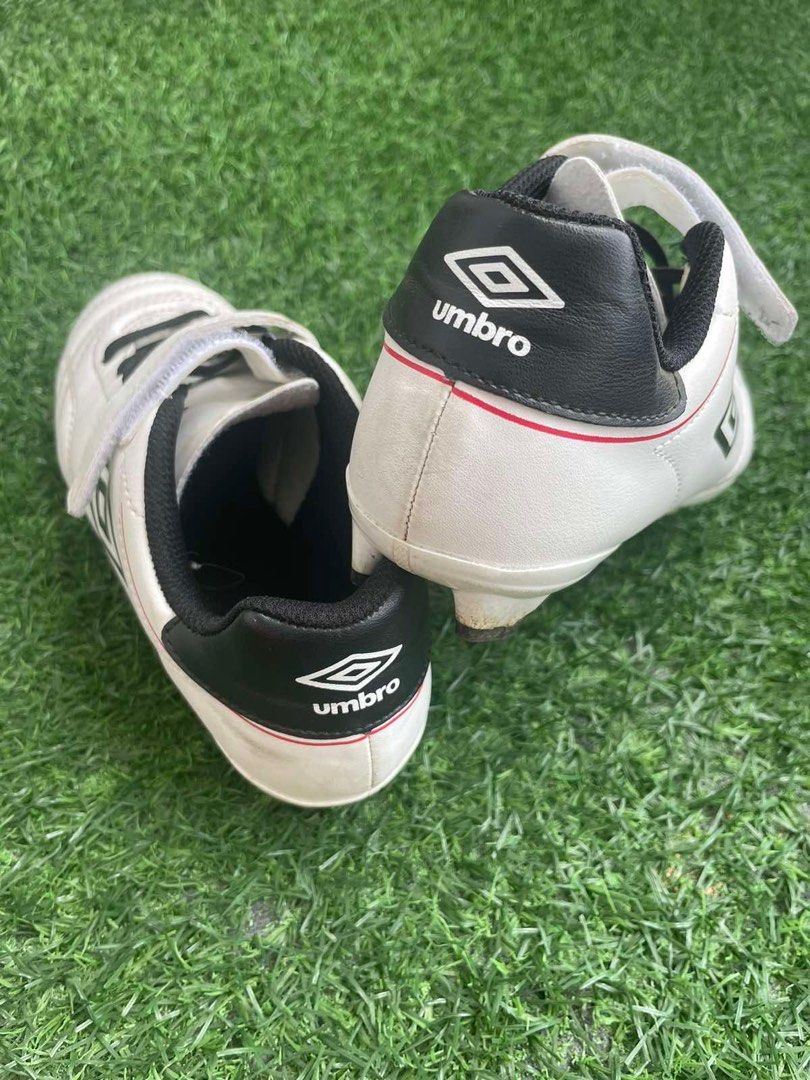 Umbro Classico VIII, Sports Equipment, Sports & Games, Racket and Ball ...