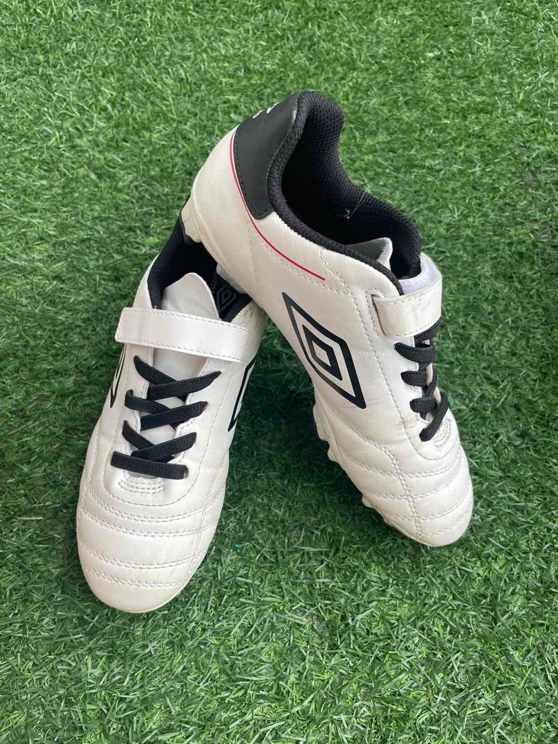 Umbro Classico VIII, Sports Equipment, Sports & Games, Racket and Ball ...