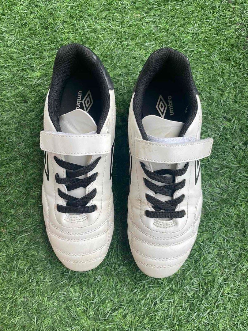 Umbro Classico VIII, Sports Equipment, Sports & Games, Racket and Ball ...