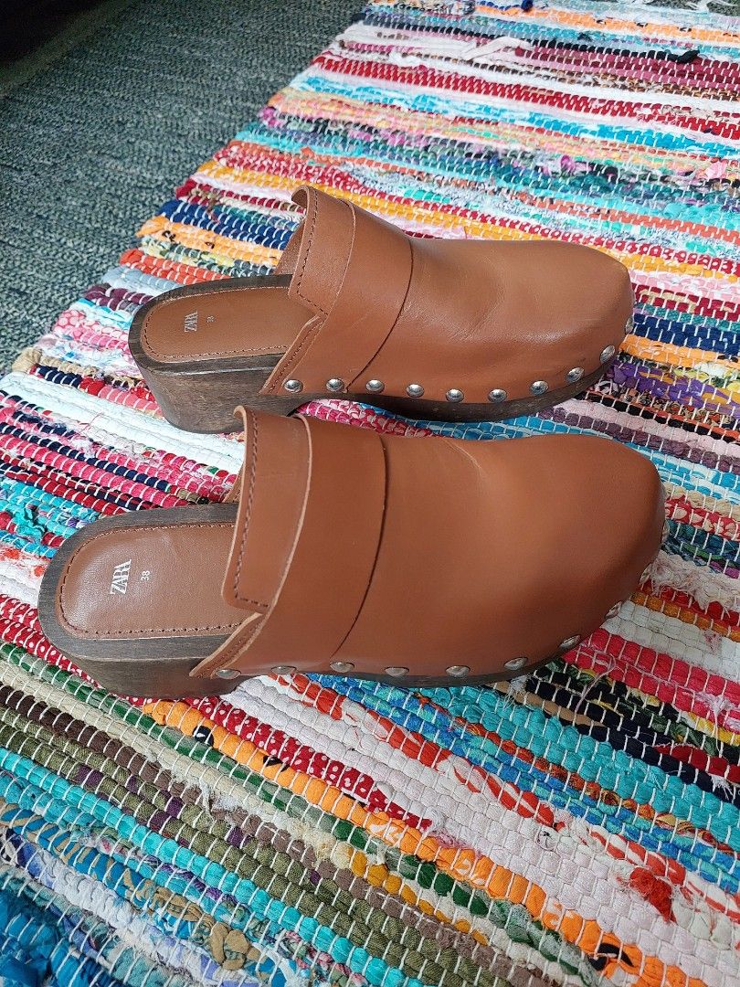 ZARA Clogs, Women's Fashion, Footwear, Slippers and slides on Carousell