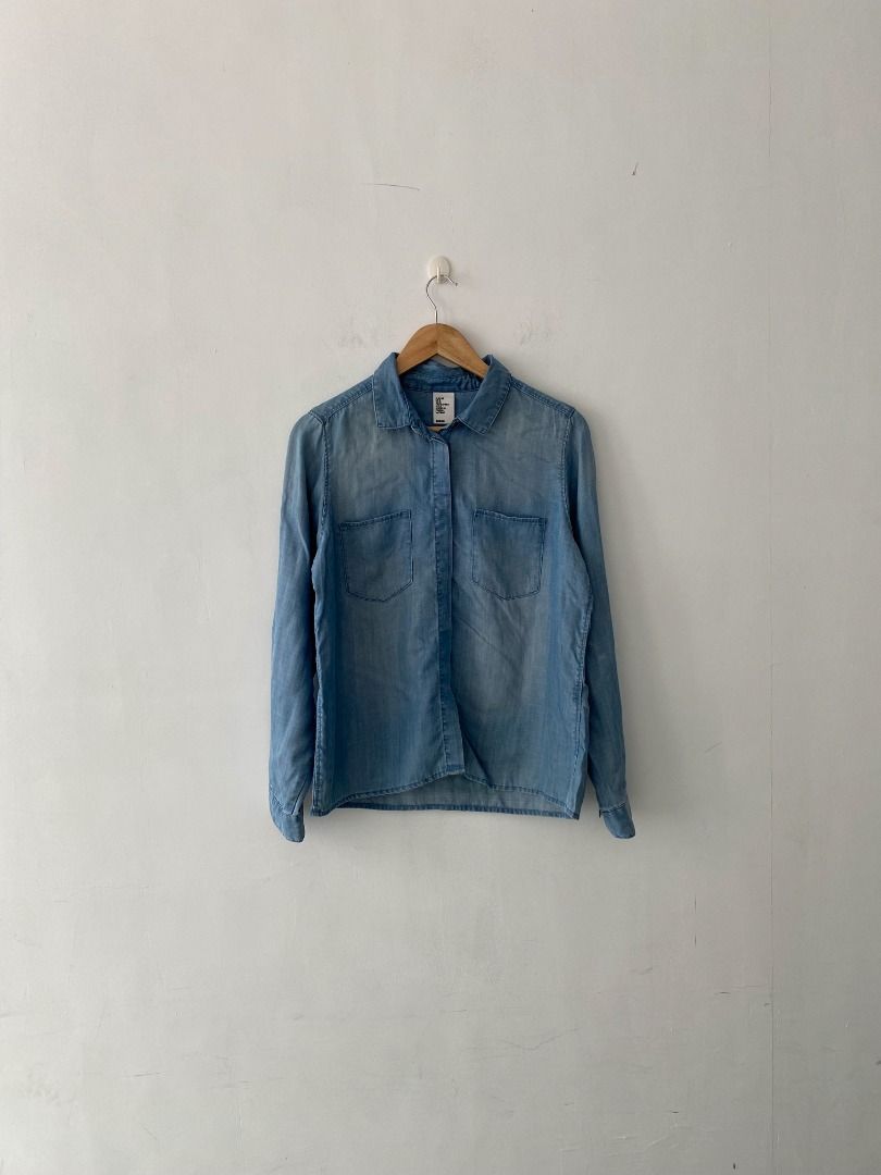 Authentic H&M Acid-washed Denim Long Sleeves (Category: Coats, Jackets and Outerwear) located in Iloilo. Submitted by sasukejd (Listing ID 1228525970, Image 1). Description: Medium to Large for both men and women Dimensions: 25x21 High quality fabric Issue: 1 small washable stain.