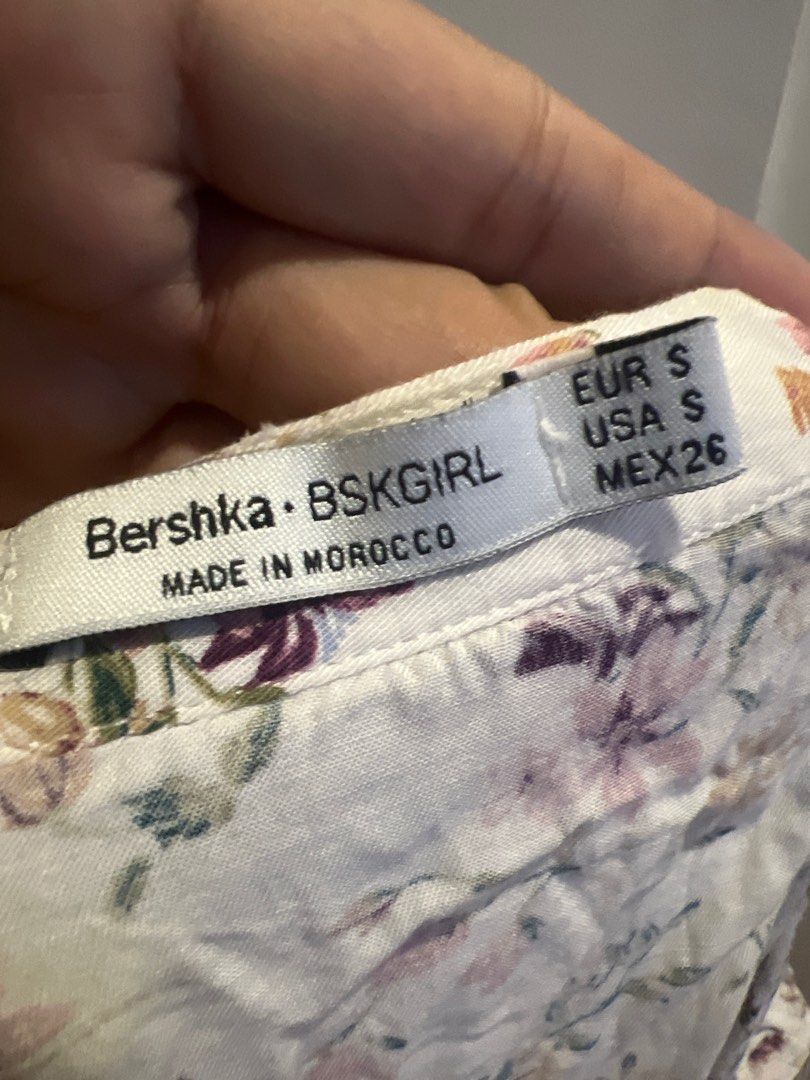 Bershka floral top (Category: Blouses) located in Taytay. Submitted by delutterproject (Listing ID 1228559471, Image 3). Description: Size US Small.